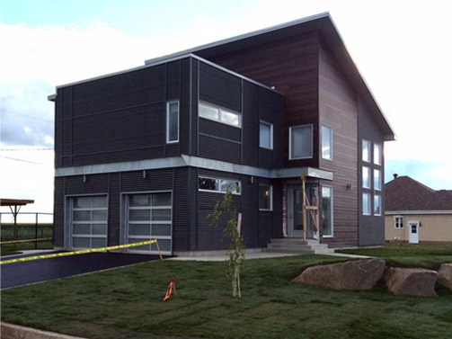 Maison avec asphaltage effectuée devant le garage